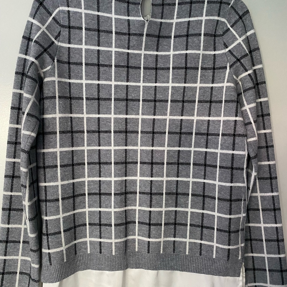 Tahari Gray Knit Top with White Trim - Picture 4 of 5